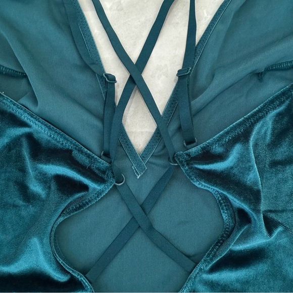 Women’s Gilligan & O’Malley Intimates Velvet Deep V-Neck Strappy Bodysuit Medium - Picture 9 of 16